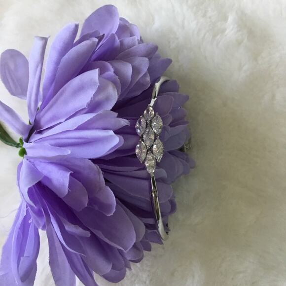 Elegant Silver Crystal Flower Bracelet - Picture 1 of 12